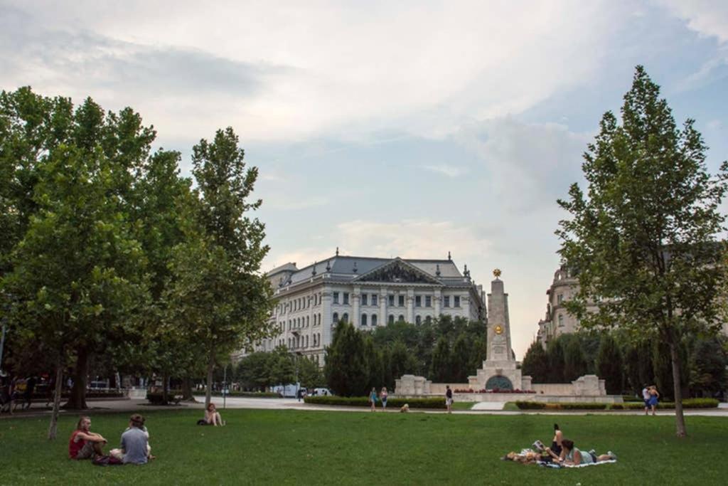 Nice And Cozy Apartment Next To The Parliament Budapeste Exterior foto