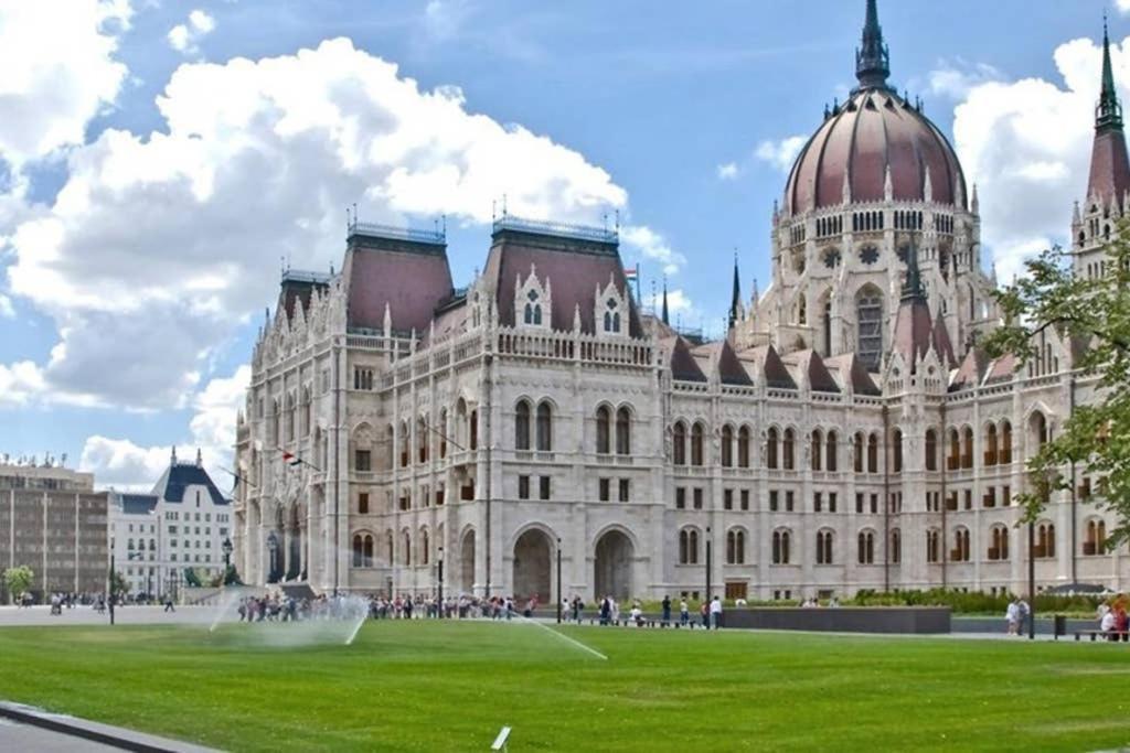 Nice And Cozy Apartment Next To The Parliament Budapeste Exterior foto
