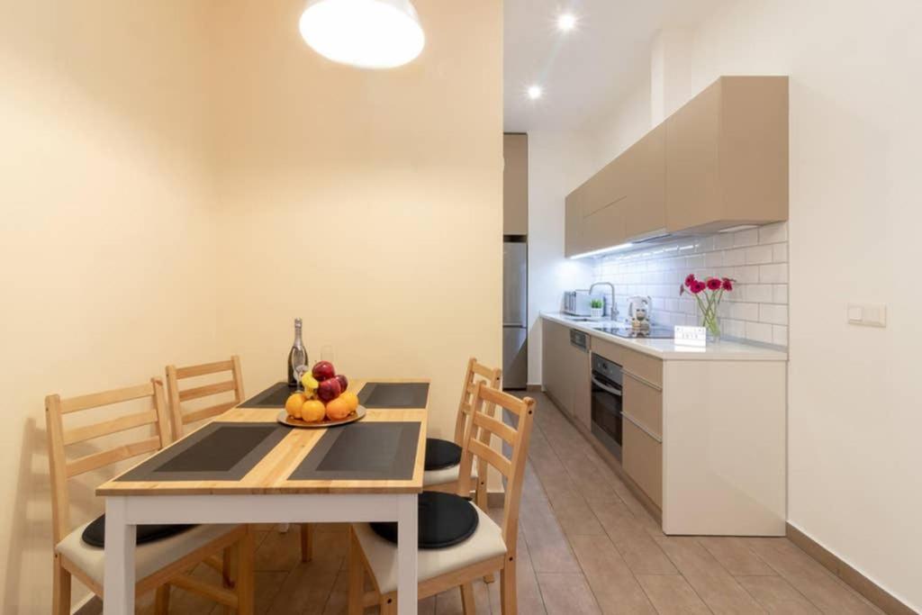 Nice And Cozy Apartment Next To The Parliament Budapeste Exterior foto